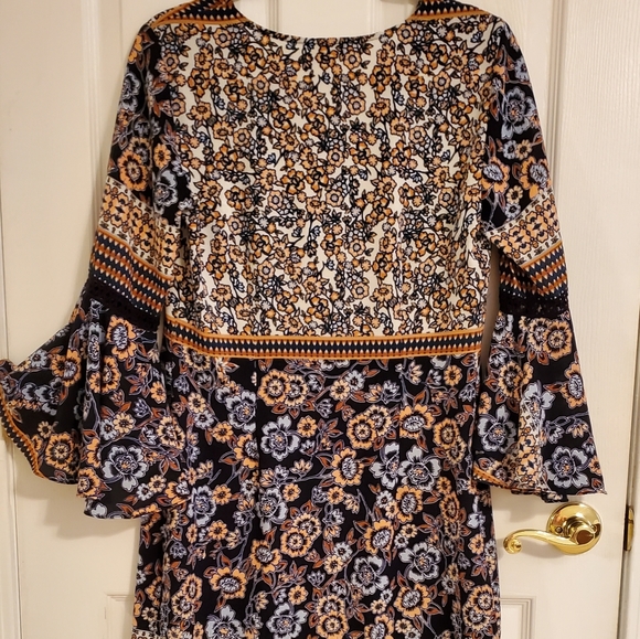 Womens small bell sleeve shift dress - Picture 3 of 3